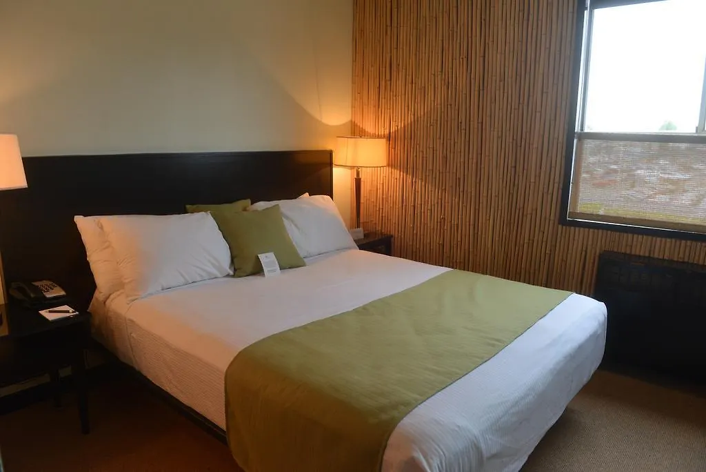 Hotel At The Waldorf Vancouver