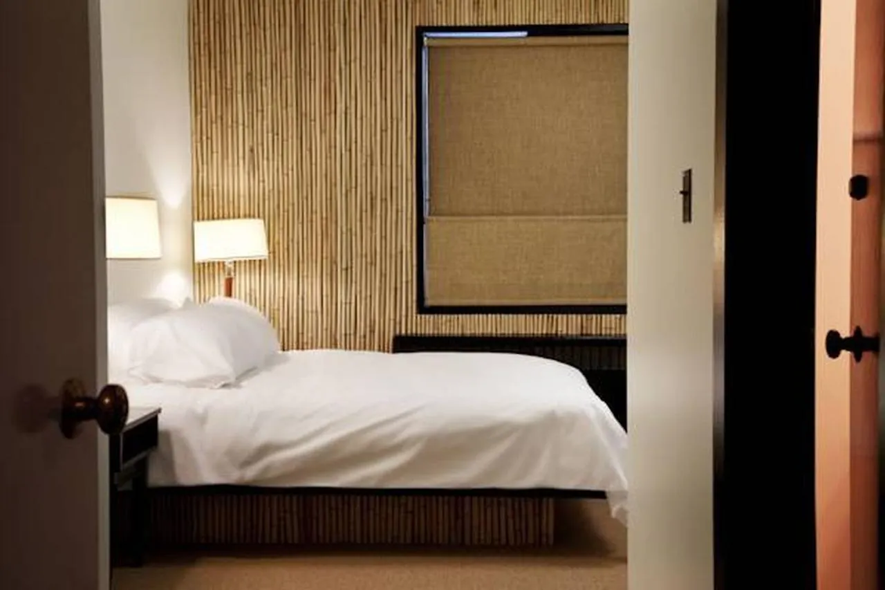 Hotel At The Waldorf Vancouver