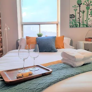 Chic Minutes To Dt Apartment