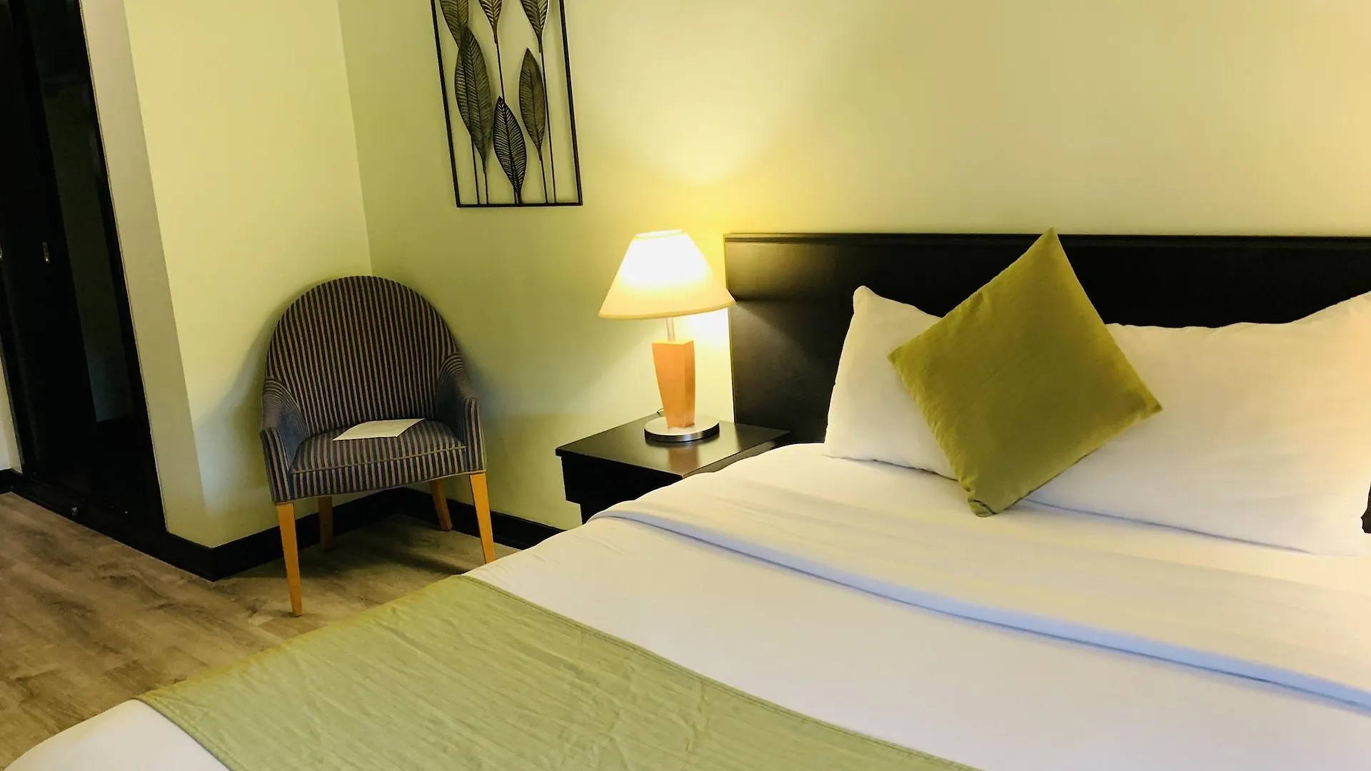 Hotel At The Waldorf Vancouver