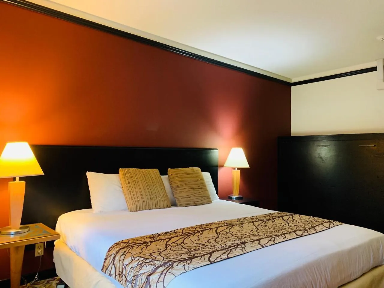Hotel At The Waldorf Vancouver